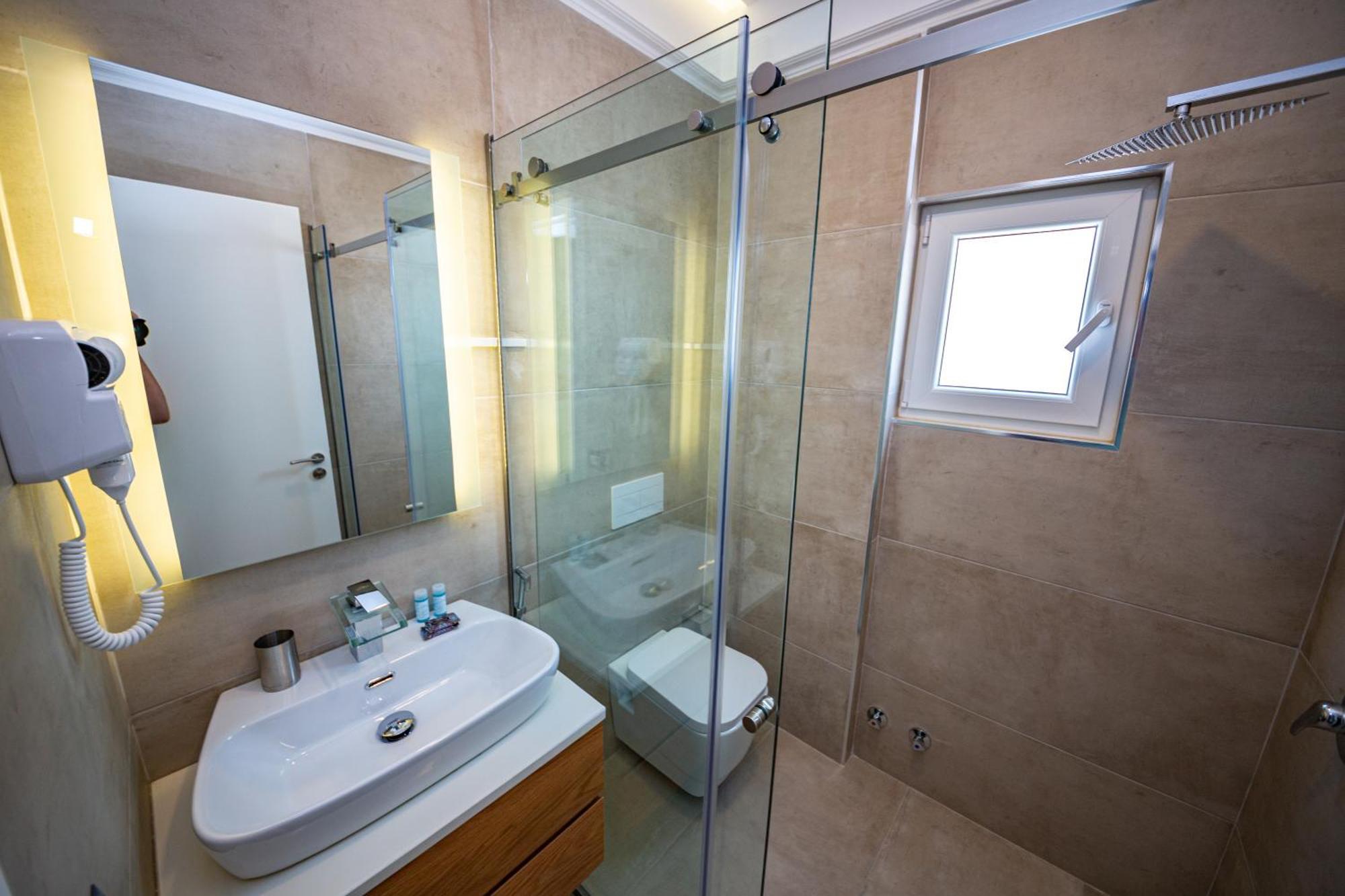 Adani Ksamil Chambre photo